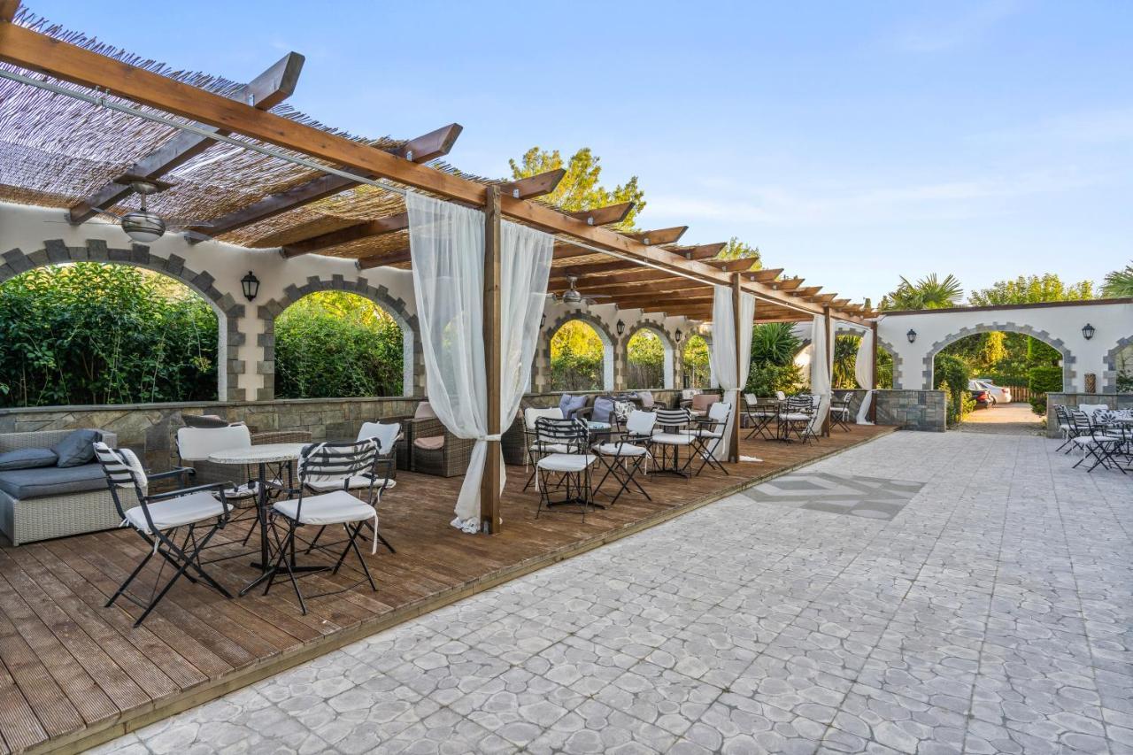 Stefania Hotel Amarynthos Bagian luar foto
